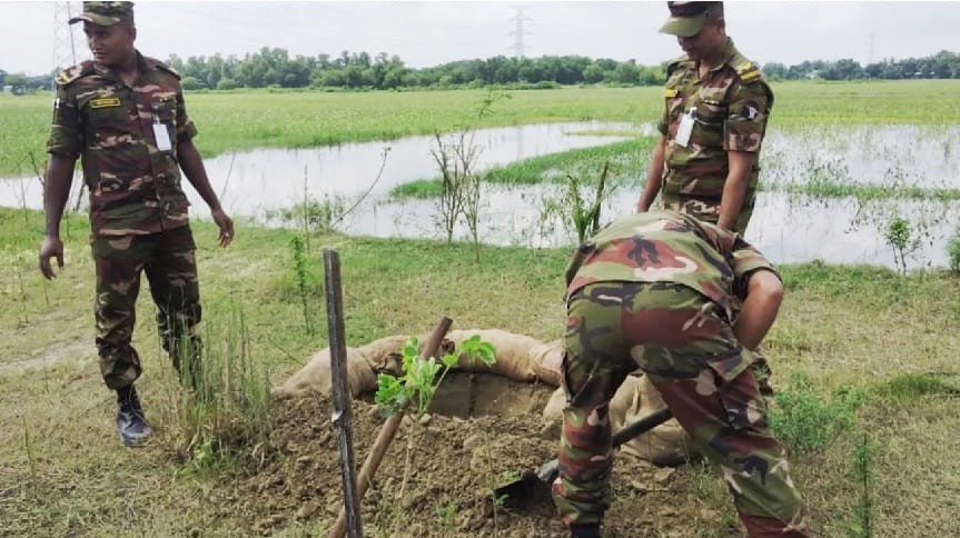 কুমিল্লার ব্রাহ্মণপাড়ায় জাল টানতেই উঠে এলো মর্টার শেল: নিষ্ক্রিয় করেছে সেনাবাহিনী